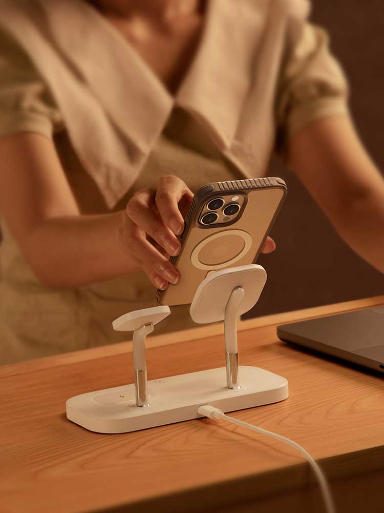 MagLight 3-in-1 charger with light